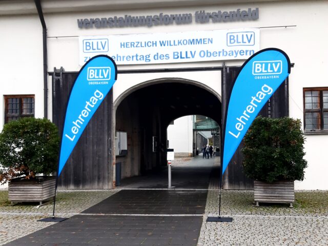 Am Mittwoch, dem 22. November 2023, fand traditionell im Veranstaltungsforum Fürstenfeldbruck der 38. Lehrertag des BLLV Oberbayern statt. Nach einem erfolgreichen letzten Jahr zog es erneut zahlreiche Lehrkräfte aus der Region an, um sich über die neuesten Entwicklungen im Bildungsbereich zu informieren. [...]